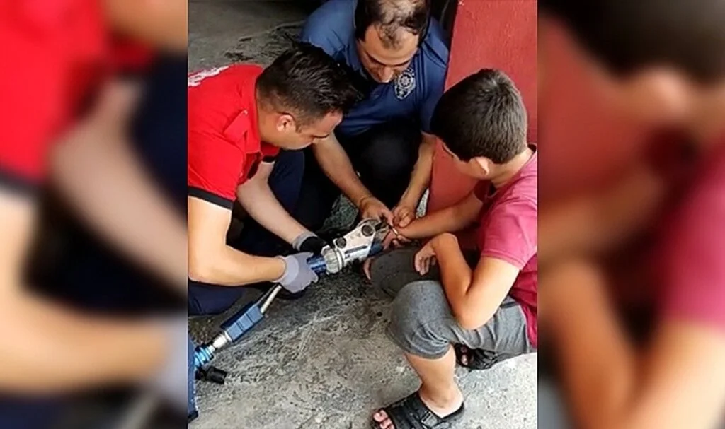Bileğine taktığı kelepçeden itfaiye kurtardı