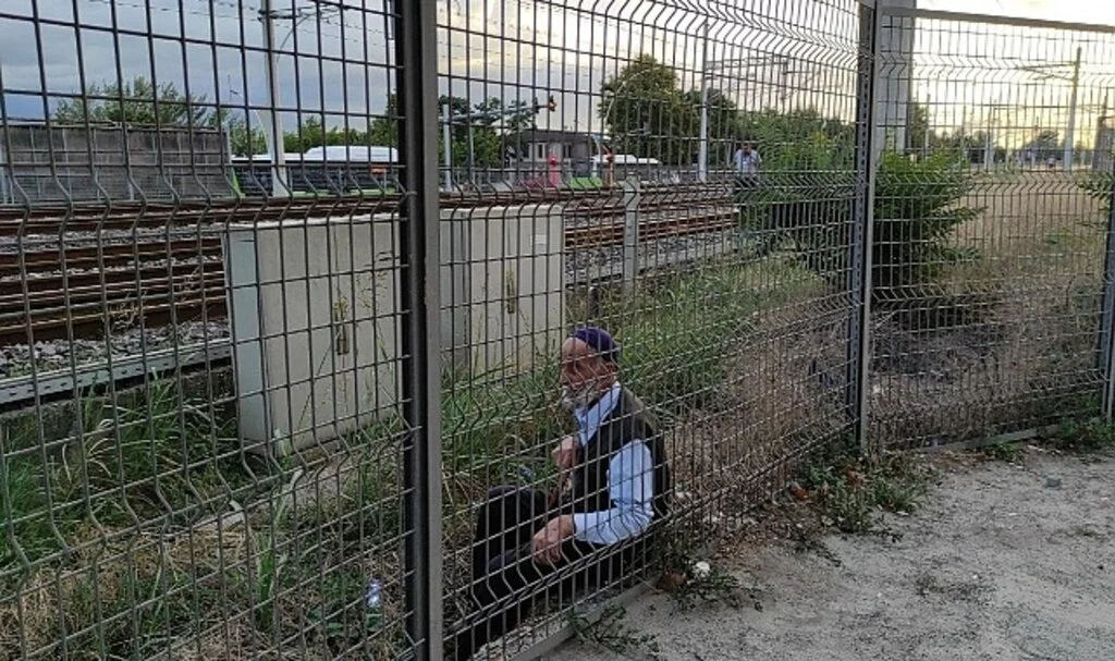 Bileti olmadığı için trene alınmadı, tren yoluna çıkarak 1 kilometre yürüdü