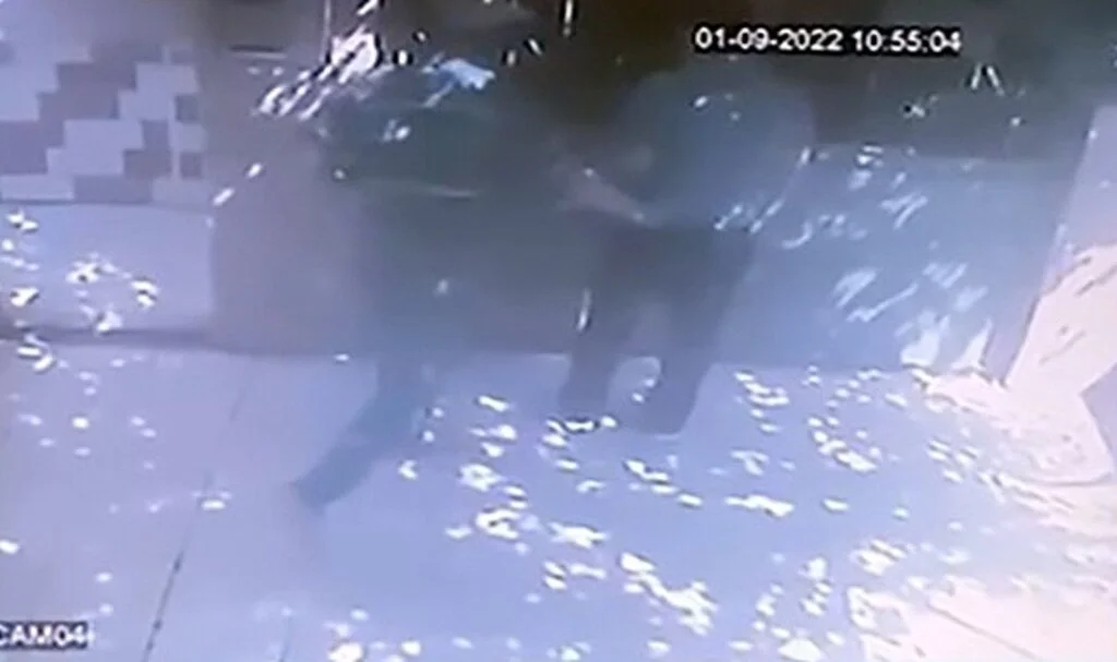 Bina görevlisini sırtından bıçakladı