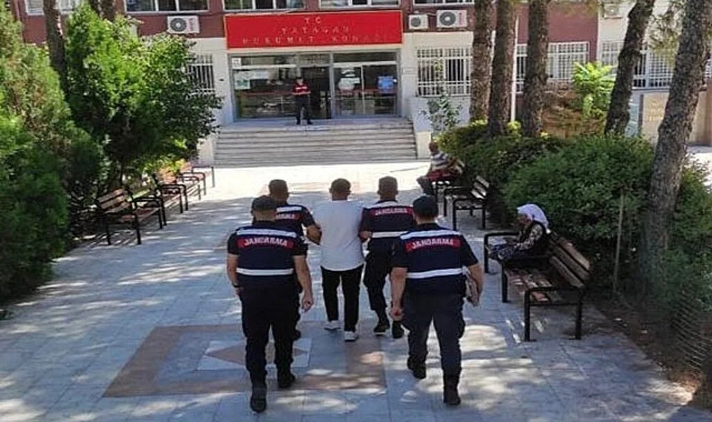 Bir kişiyi kapı ile duvar arasında sıkıştırarak öldüren şahıs yakalandı