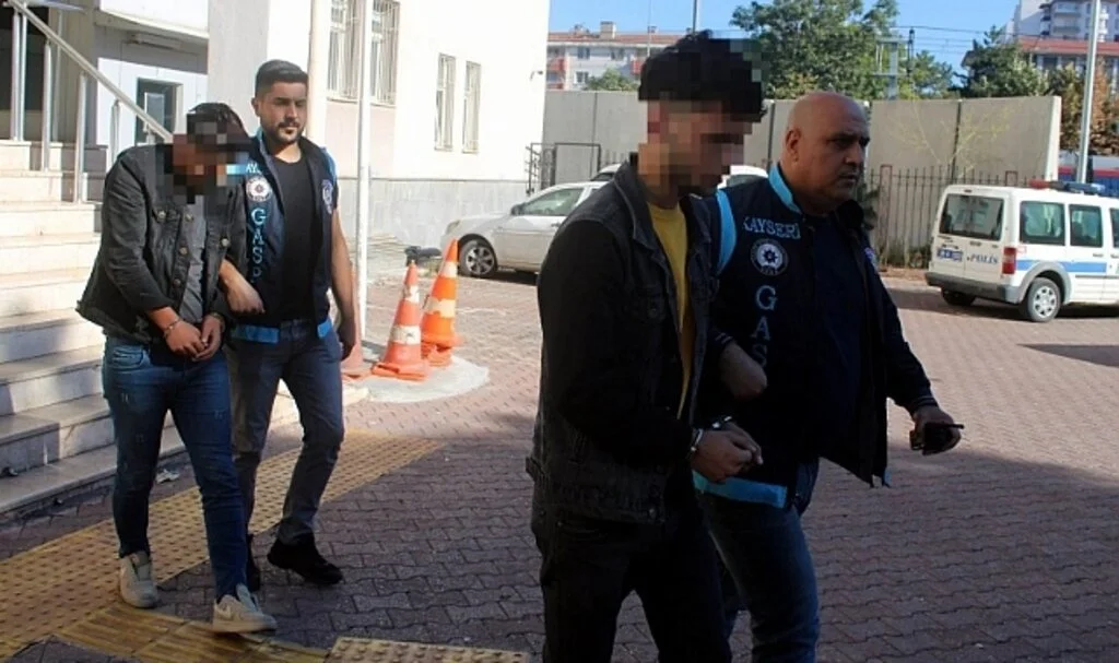 Birlikte gezintiye çıktıkları arkadaşlarının telefonunu gasp eden gençler gözaltına alındı