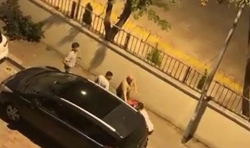 Bisküvi çaldığı için dayak yiyen çocuğu mahalleli kurtardı