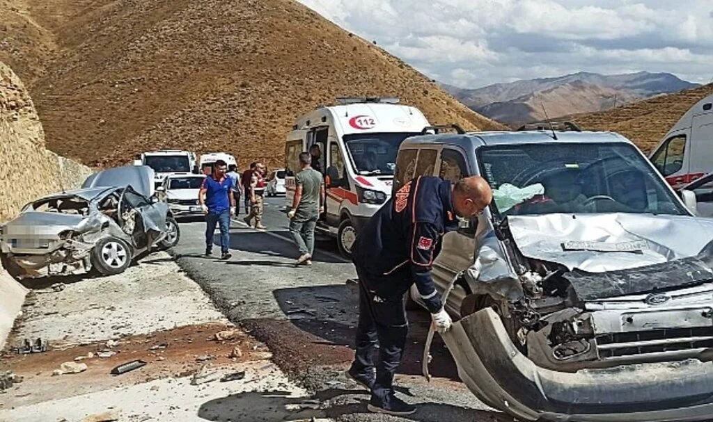Bitlis’te trafik kazası: 5 kişi yaralandı