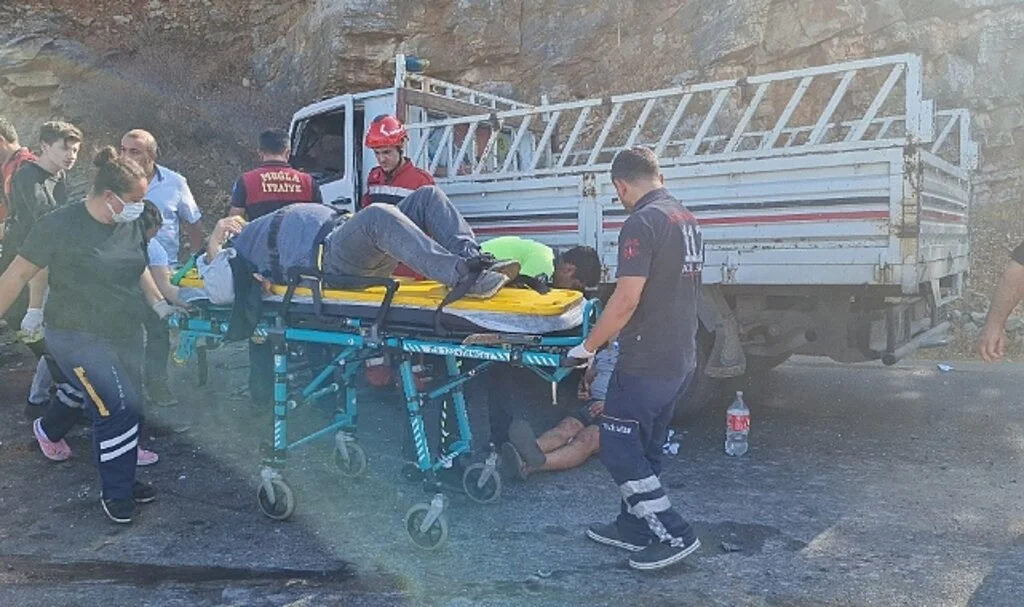 Bodrum’da 4 araç birbirine girdi, ortalık savaş alanına döndü