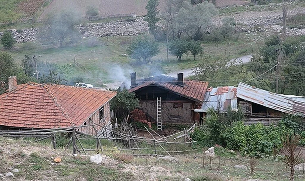 Bolu'da 2 katlı ahşap ev yandı