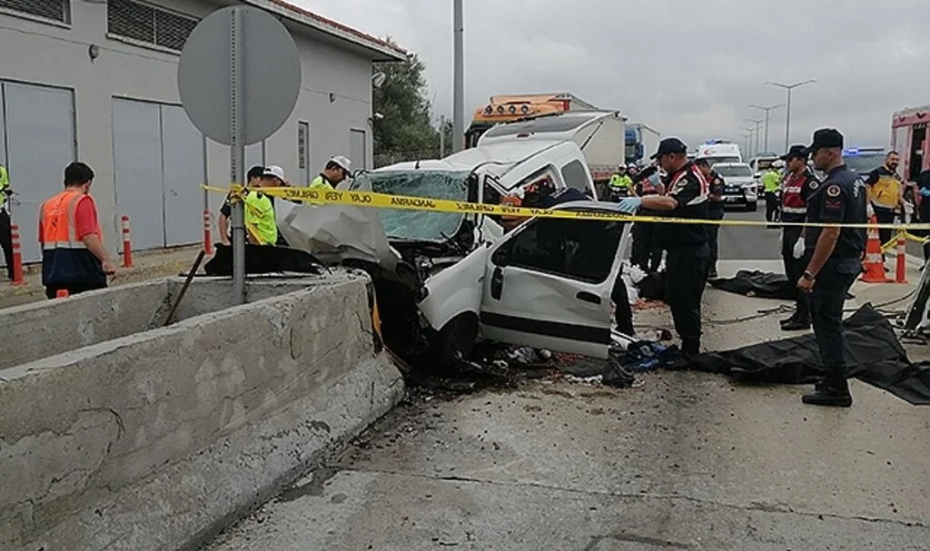 Bolu’da feci kaza, hafif ticari araç gişe bariyerlerine ok gibi saplandı: 3 ölü, 1 yaralı