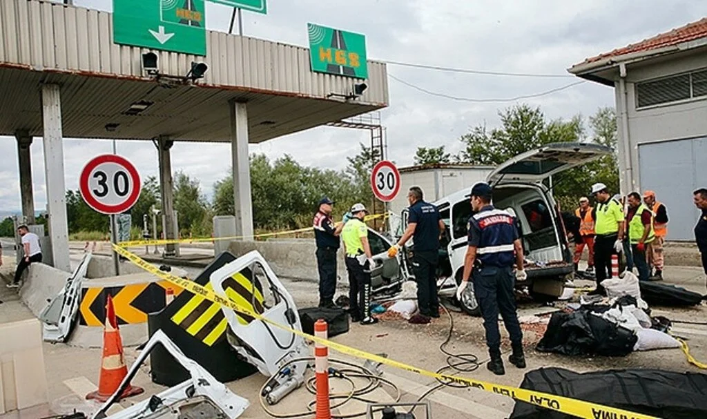 Bolu'da gişelere çarpan hafif ticari araçtaki 3 kişi öldü, 1 kişi yaralandı
