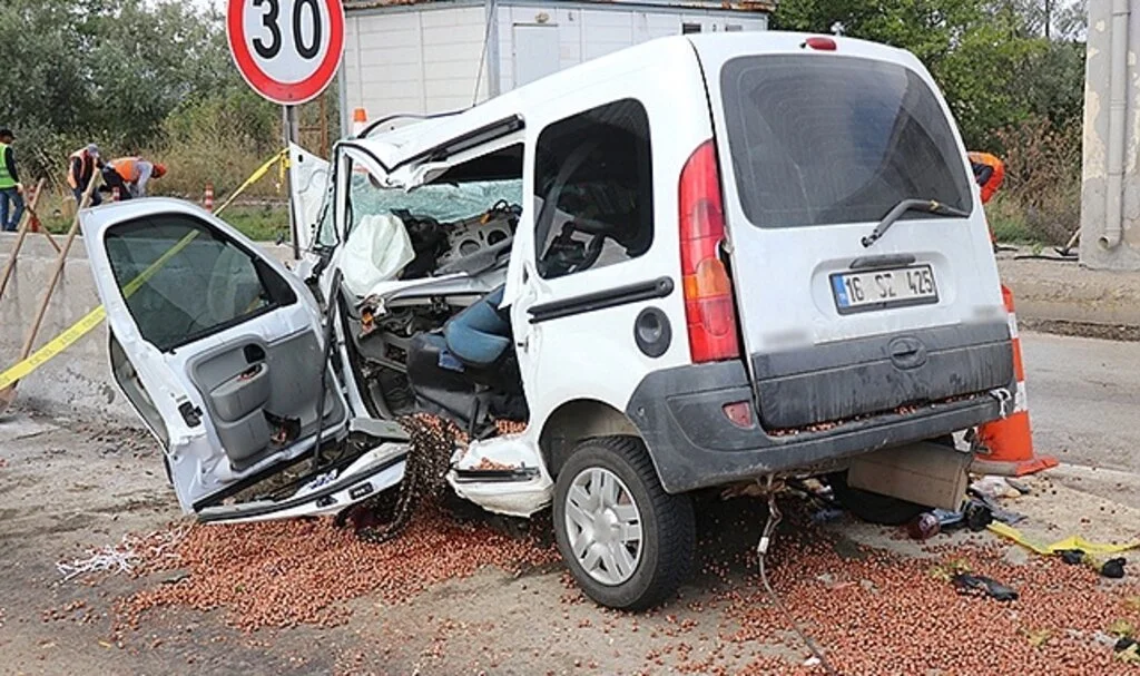 Bolu’da, hafif ticari araç gişelerde beton bariyere çarptı: 3 ölü 1 yaralı