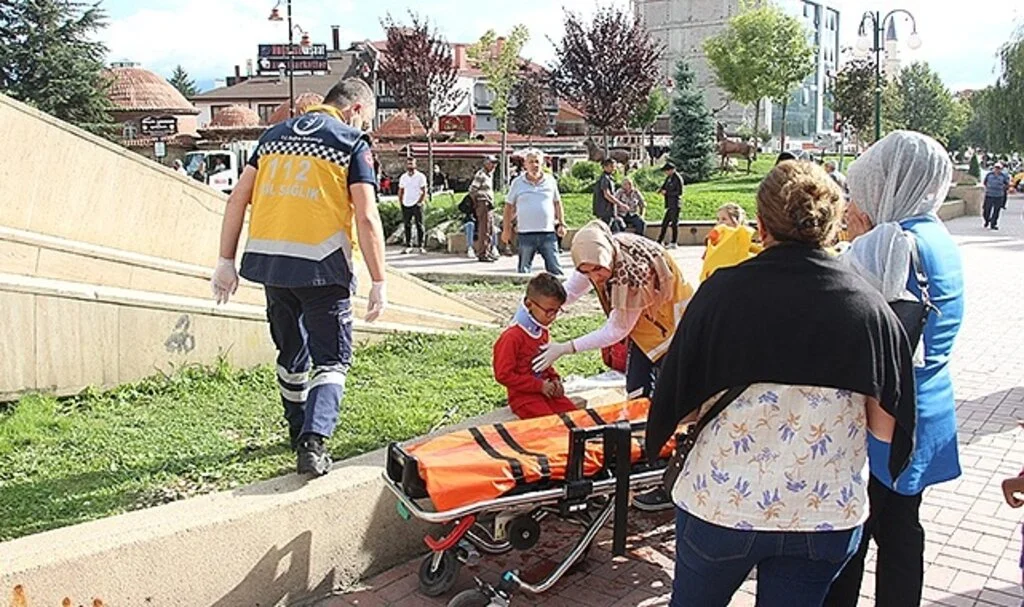 Bolu'da Köroğlu Heykeli'nden düşen çocuk hastaneye kaldırıldı