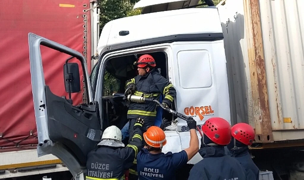 Bolu TEM'de iki tır çarpıştı, araçta sıkışan sürücü 1 saatte kurtarıldı