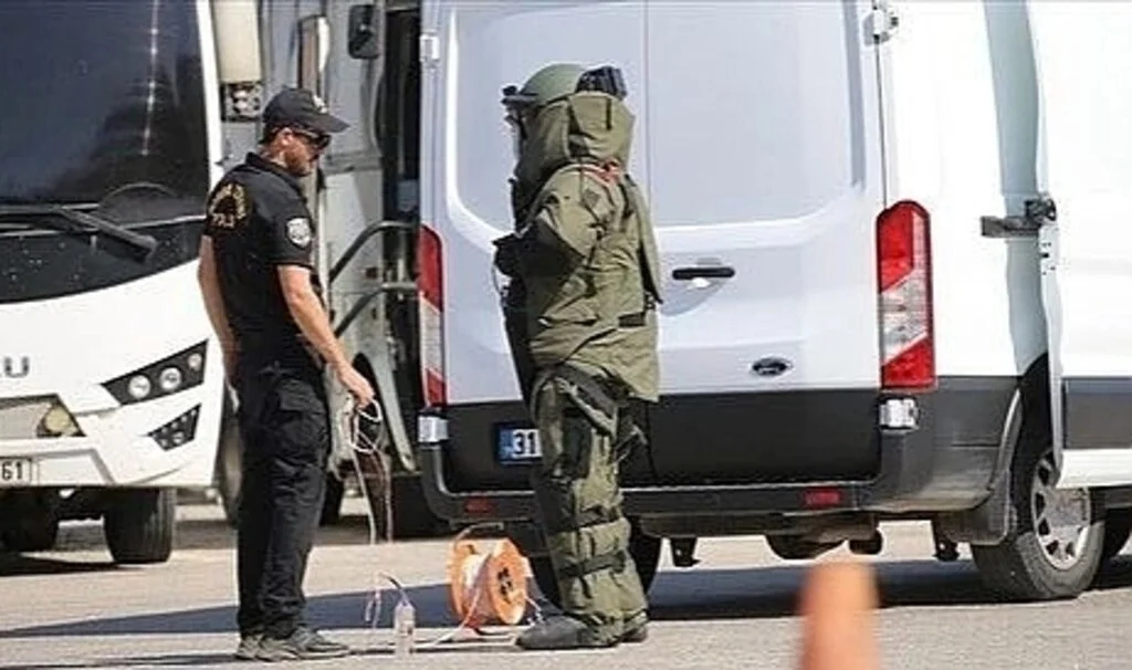 Bomba imha uzmanı polisler cesaretleriyle göz dolduruyor