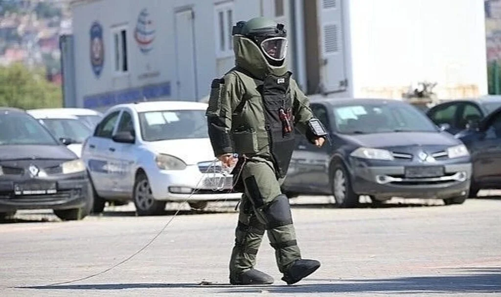 Bomba imha uzmanı polisler cesaretleriyle göz dolduruyor