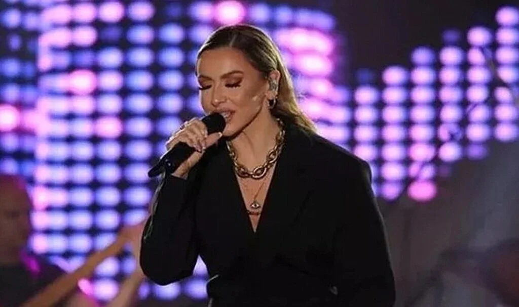 Boşanma kararı alan Hadise, Mehmet Dinçerler'in geri istediği yüzüğü sahnede fırlattı