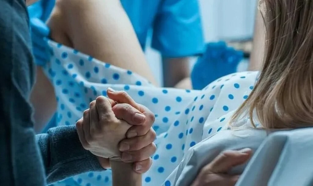 Böyle doğum görülmedi! Annenin karnını açtı, bebeği görünce kapatıp geri dikti
