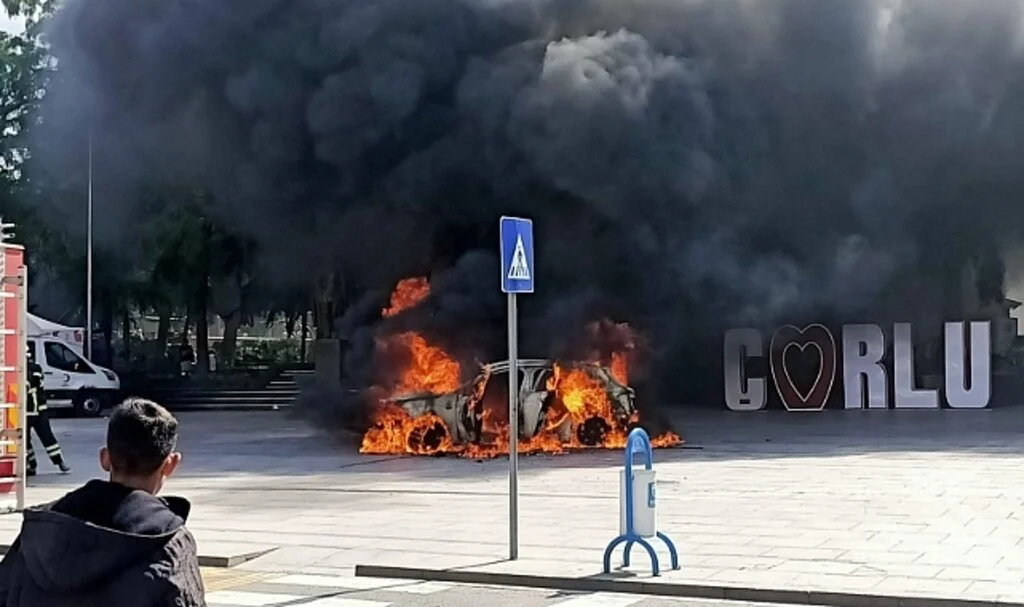 Bunalım geçiren vatandaş, kullandığı otomobili yüzlerce kişi önüne benzin döküp yaktı