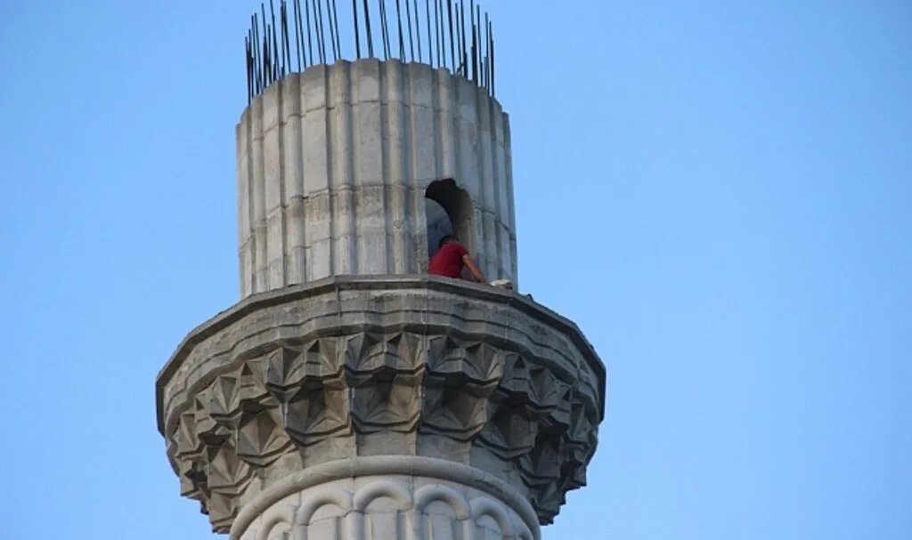 Bunalıma girip minareye çıktı, polisler ikna edince aşağı indi