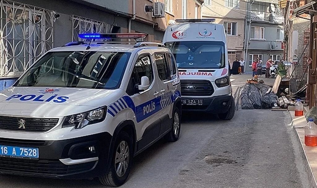 Bursa’da 3 katlı binada yangın: 1 kişi ağır yaralandı