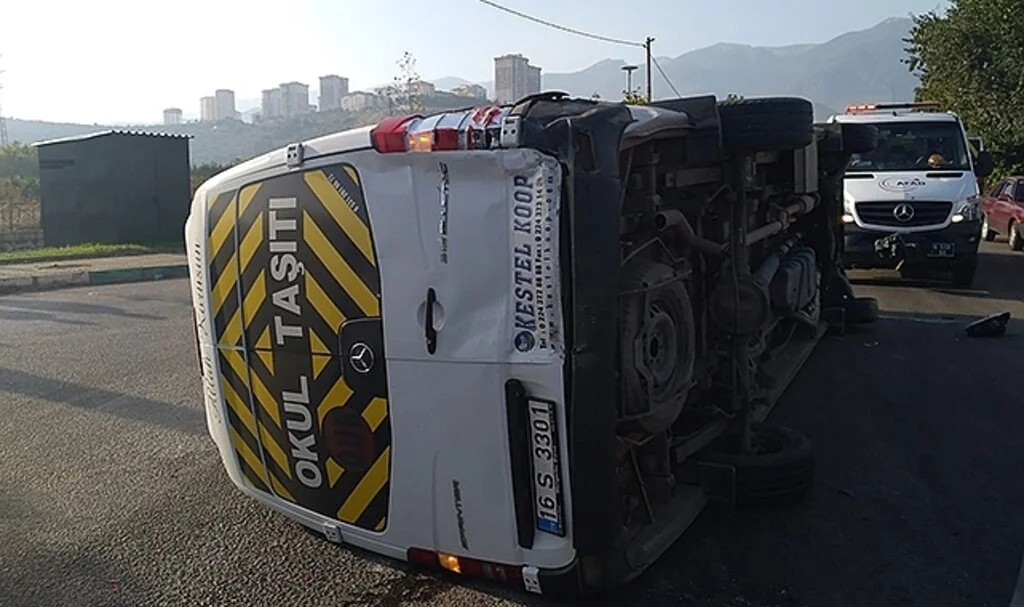 Bursa'da işçi servisi ile otomobil çarpıştı: 4 yaralı