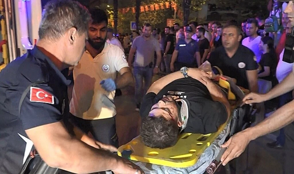 Bursa’da makas atan otomobil 2 araca çarpıp takla attı: 1’i ağır 2 kişi yaralandı