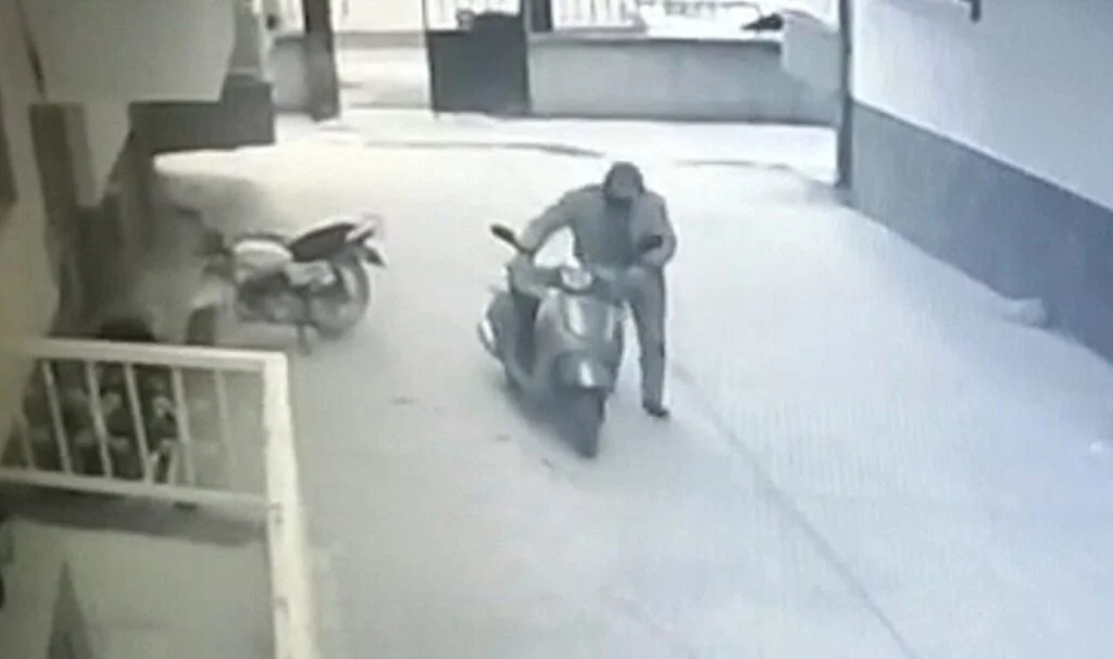 Bursa'da motosiklet hırsızı kamerada