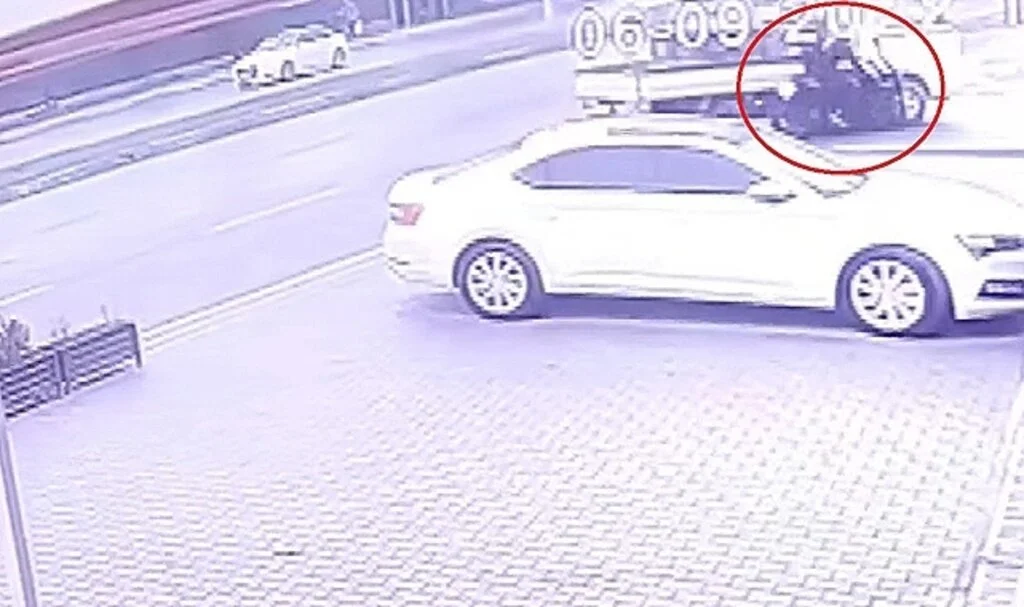 Bursa'da motosiklet ile kamyonetin kazası kameralarda