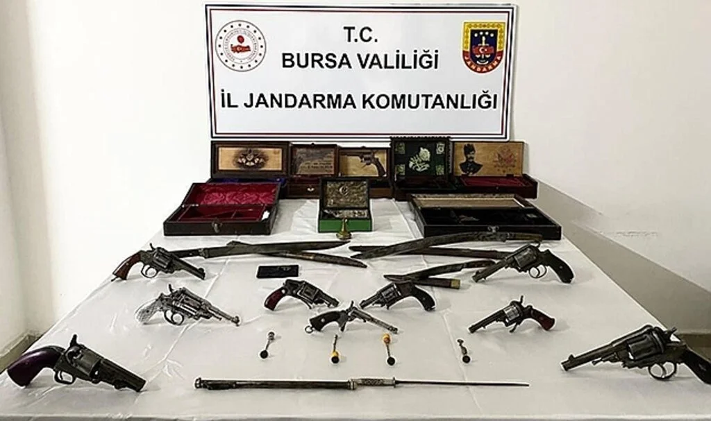 Bursa'da yasadışı silah satanlara şok baskın