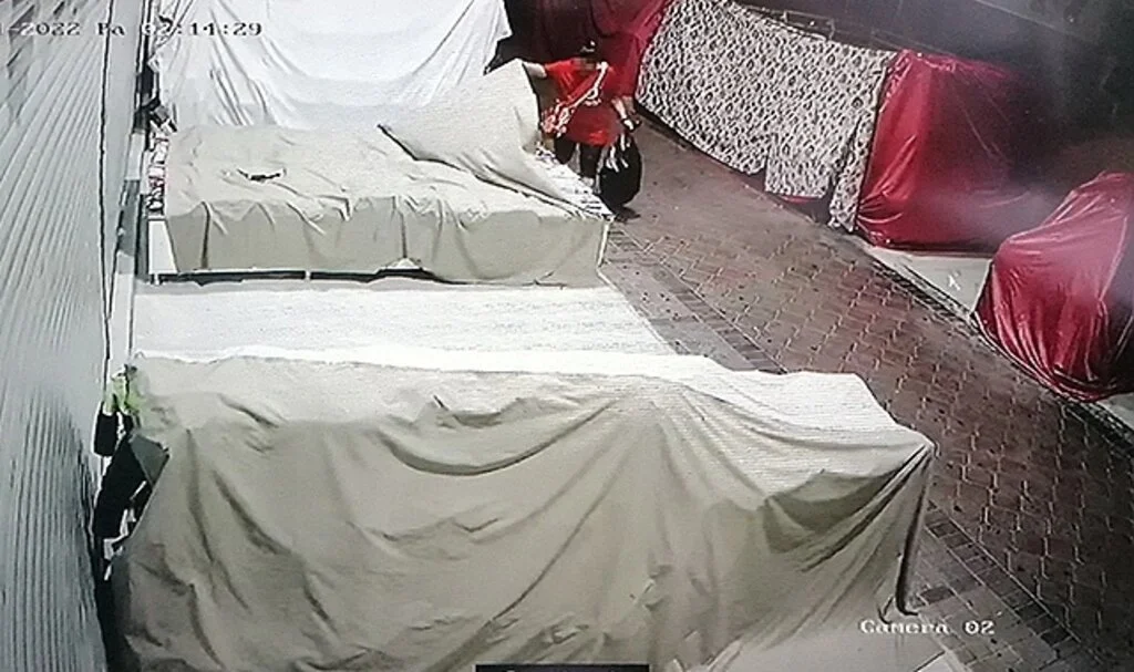 Çaldığı çantayı beğenmeyip başka dükkandaki çantayla değiştirdi