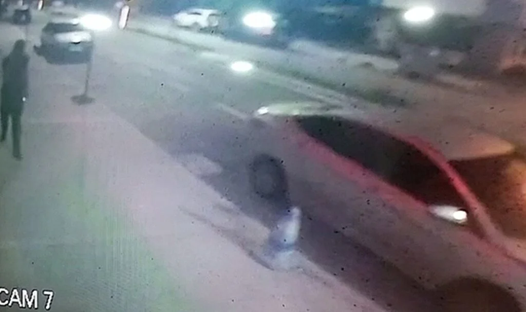 Camı açık otomobilden hırsızlık yapmak istedi: Yanlışlıkla bastığı korna ele verdi