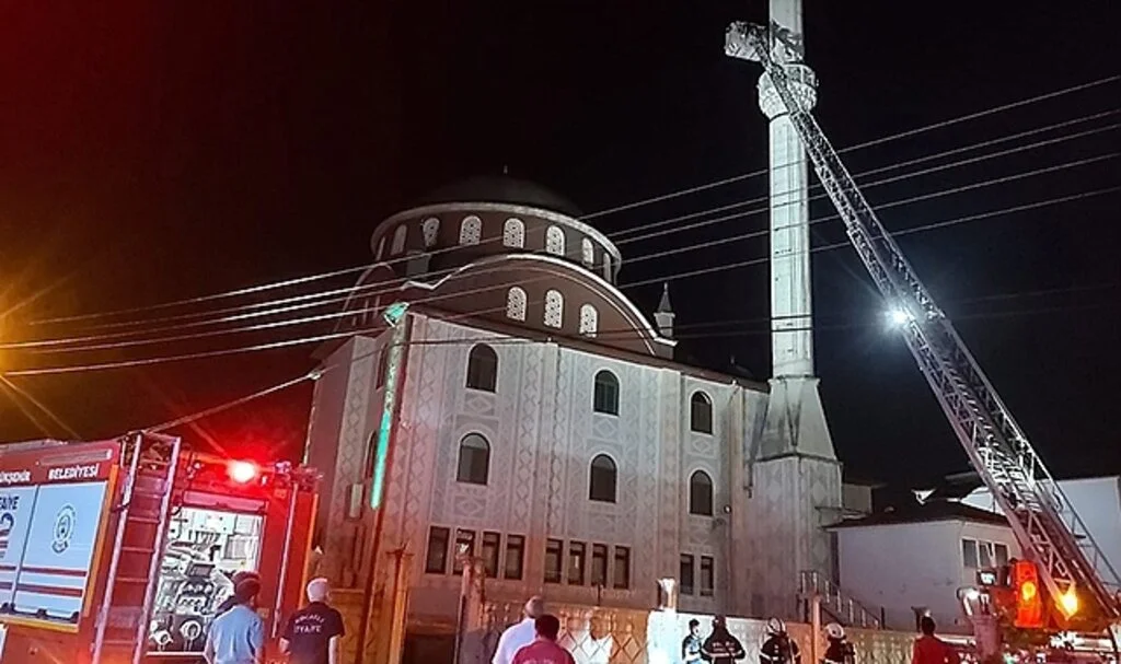 Cami minaresinde yangın çıktı