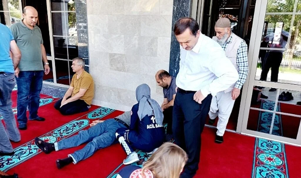 Camide fenalaşan vatandaşa ilk müdahale sağlık müdüründen
