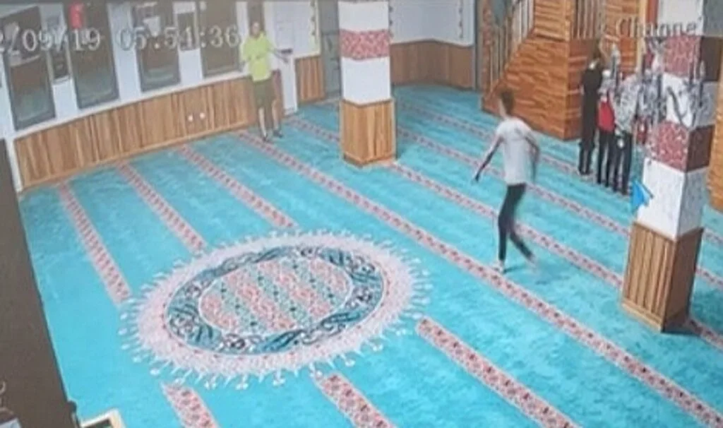 Camiye elinde kazma ve ayakkabıyla giren Rus turist sınır dışı edildi