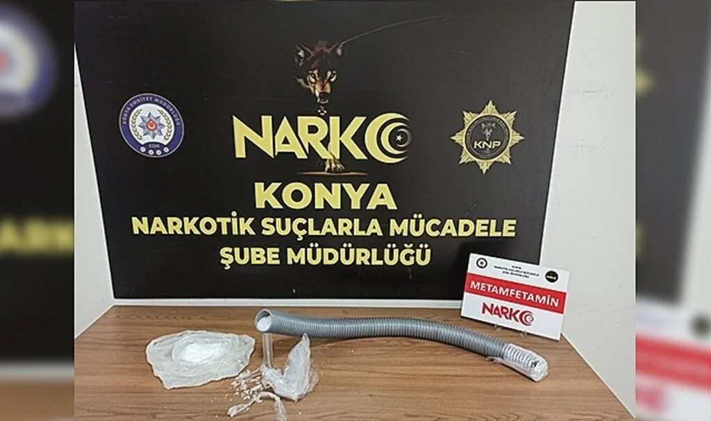 Çamurluk davlumbazında hortuma gizlenmiş uyuşturucu polisin dikkatinden kaçmadı