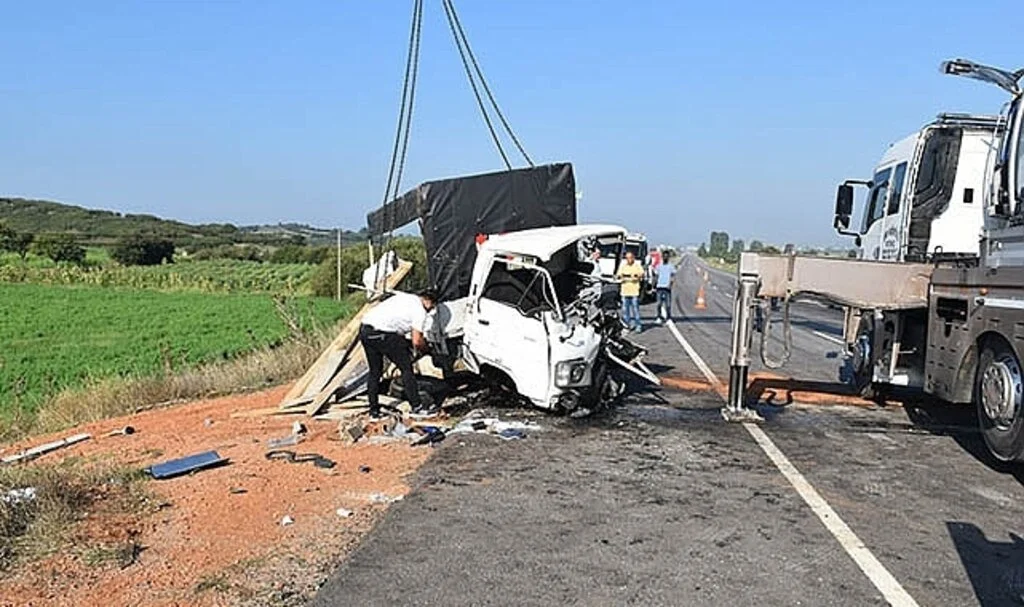 Çanakkale'de otomobil ile kamyonet kafa kafaya çarpıştı: 3 yaralı