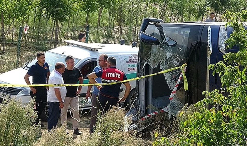 Çanakkale’de tur otobüsü devrildi: 1 ölü, 54 yaralı