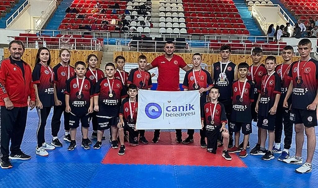 Canik Belediye Başkanı İbrahim Sandıkçı sporcuları kutladı 