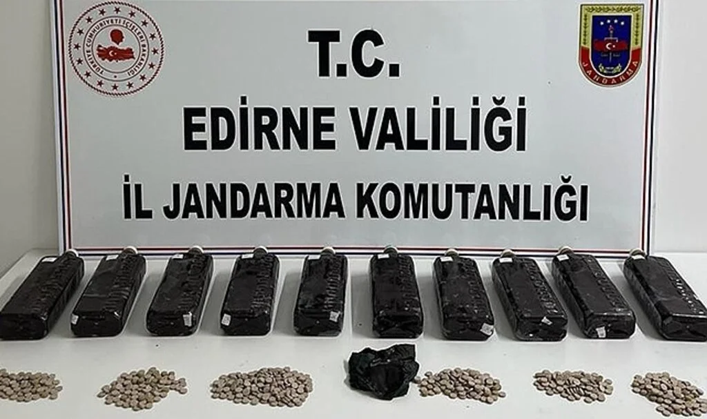 Çantasından 13 kilogram afyon sakızı ile 967 adet uyuşturucu hap çıktı
