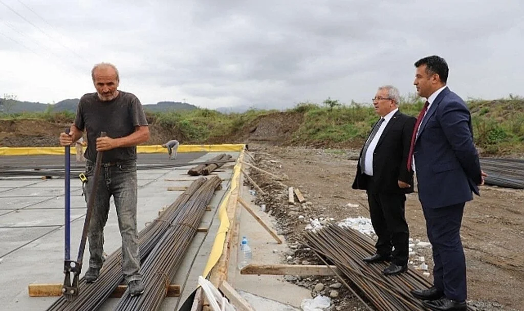 Çarşamba Kaymakamı Şükrü Yıldırım ve Çarşamba Belediye Başkanı Halit Doğan su sporları tesisini inceledi 