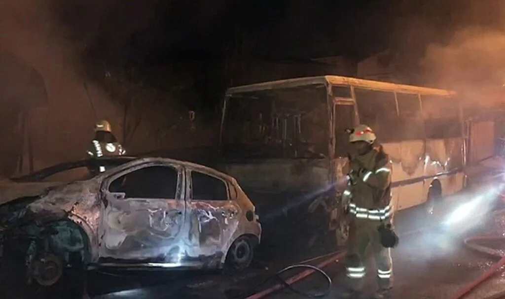 Çekmeköy'de iki araç alev alev yandı