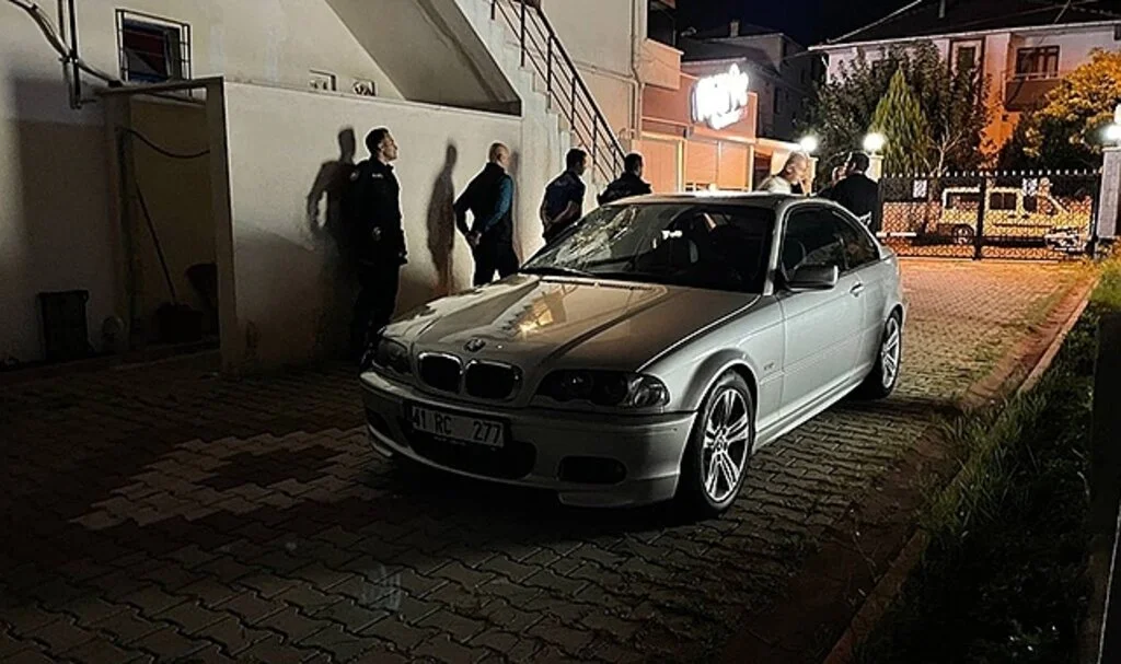Cenaze evine taziyeye giden 2 arkadaşa otomobil çarptı: 1 ölü, 1 yaralı