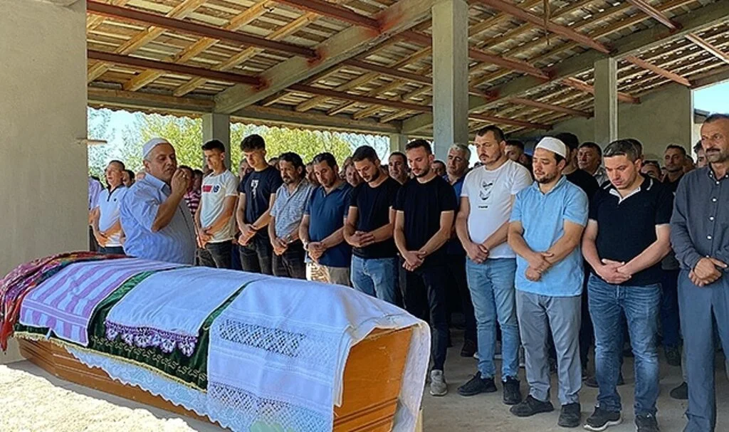 Cezaevinden çıkan eşi tarafından öldürülen kadın toprağa verildi