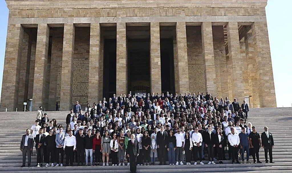 CHP Genel Başkanı Kılıçdaroğlu, parti yöneticileri ve 99 gençle Anıtkabir'i ziyaret etti