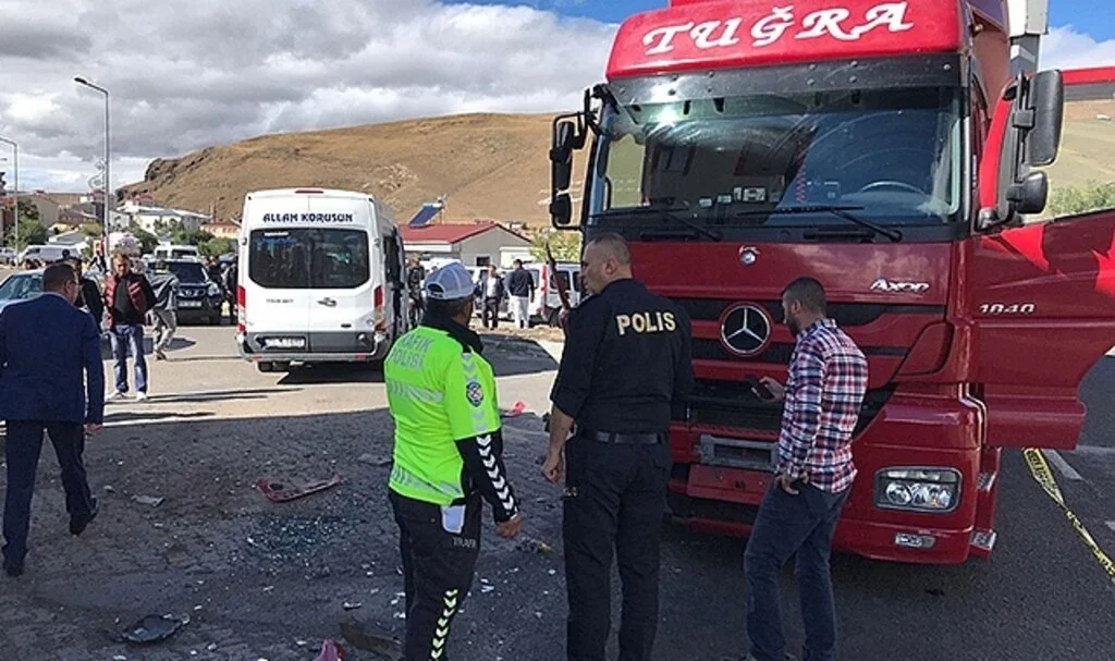Çıldır'da öğrenci servisi ile tır çarpıştı