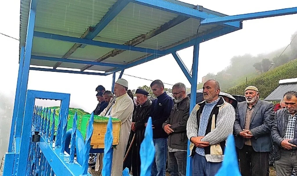 Cinayet kurbanı kız kardeşler toprağa verildi