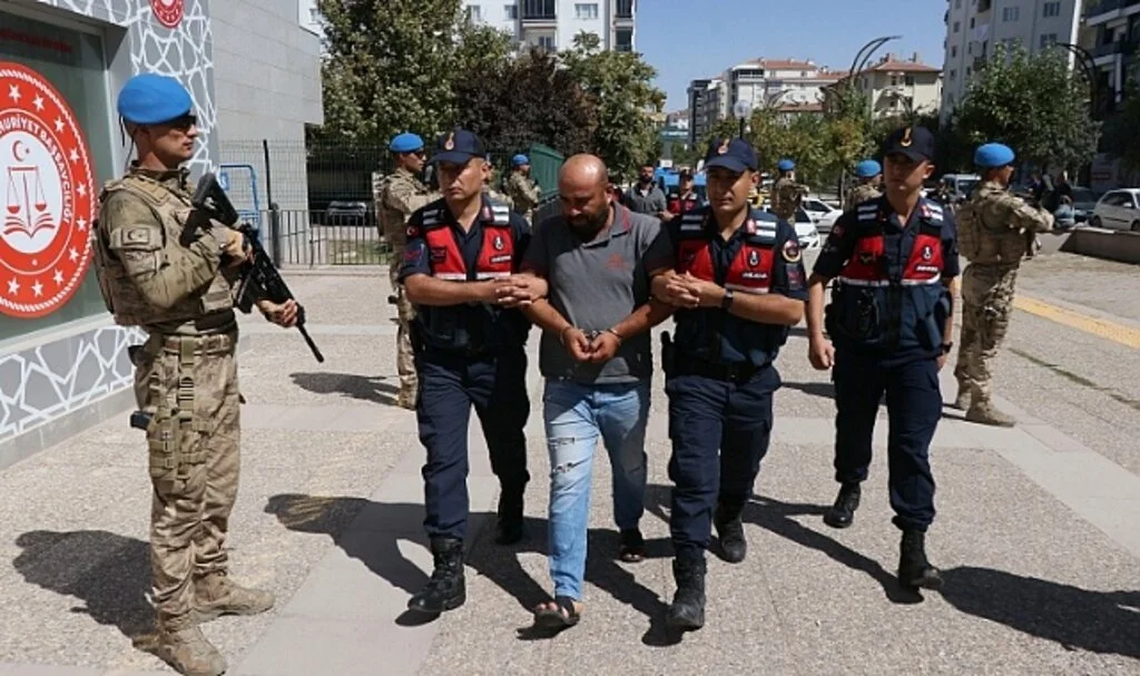 Cinayet şüphelileri komandolar eşliğinde adliyeye sevk edildi