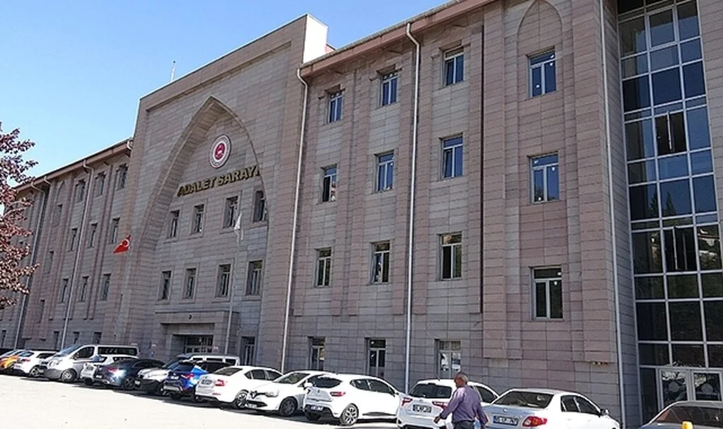 Cinayet zanlısı babaya müebbet, oğluna da 25 yıl hapis cezası verildi