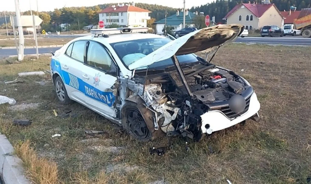 Ciple çarpışan polis aracındaki 2 memur yaralandı
