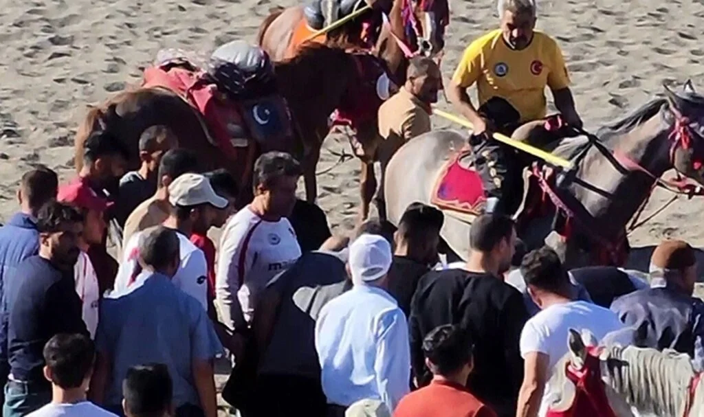 Cirit müsabakasında atlar çarpıştı, yerde kalan sporcunun üzerinden at geçti