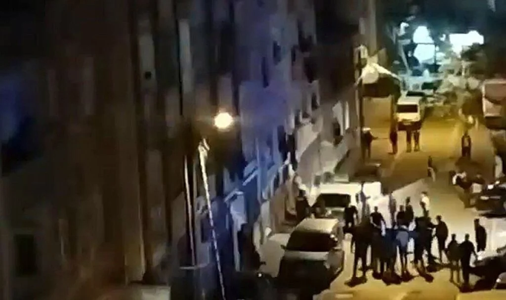 Çocukların kavgasına aileler karıştı, ortalık savaş alanına döndü