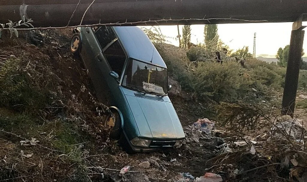 Çocukların otomobil gezintisi kanalda bitti