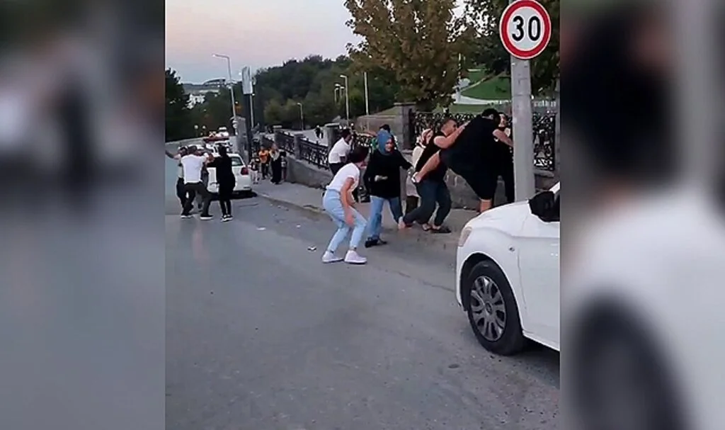 Çocukların park kavgasına ailelerde karıştı, ortaya utanç verici görüntüler çıktı